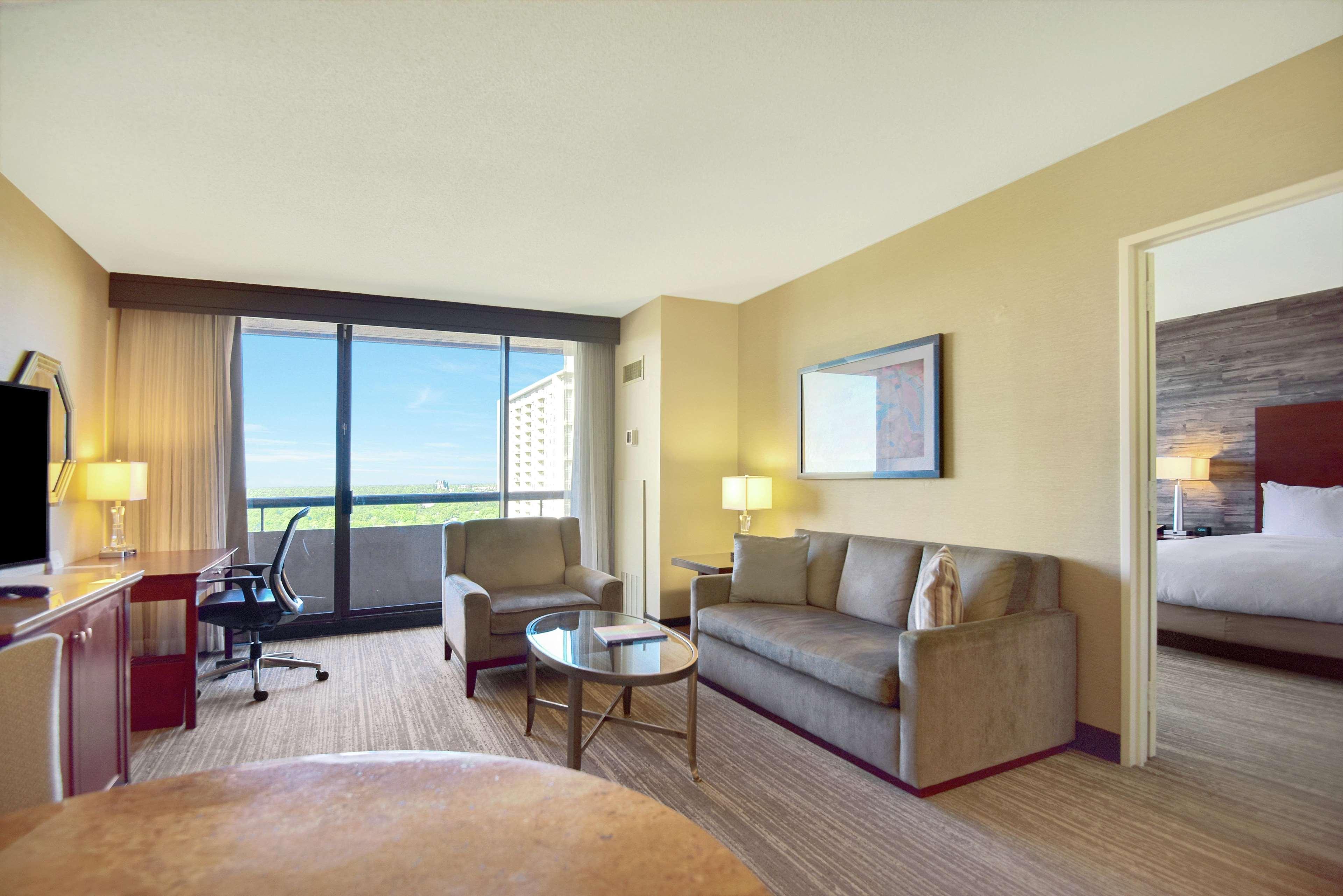 Doubletree By Hilton Hotel & Suites Houston By The Galleria Exterior photo