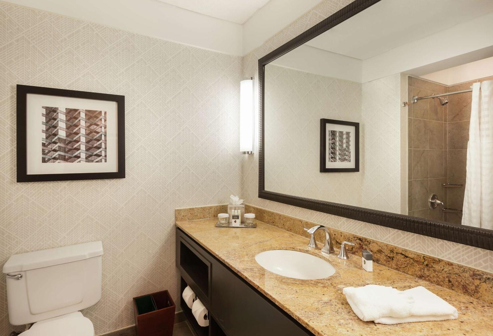 Doubletree By Hilton Hotel & Suites Houston By The Galleria Exterior photo